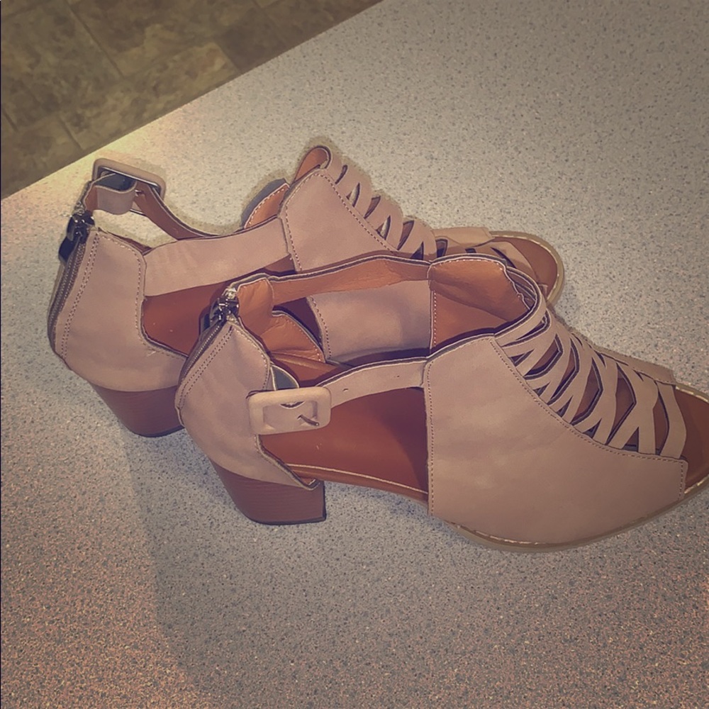 Nude chunky heel sandal - Picture 2 of 6
